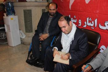 یادگاری مهمانان در دفتر یادبود غرفه فاش نیوز/عکس