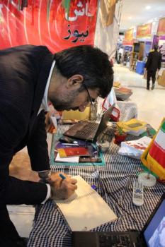 یادگاری مهمانان در دفتر یادبود غرفه فاش نیوز/عکس
