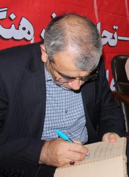 یادگاری مهمانان در دفتر یادبود غرفه فاش نیوز/عکس