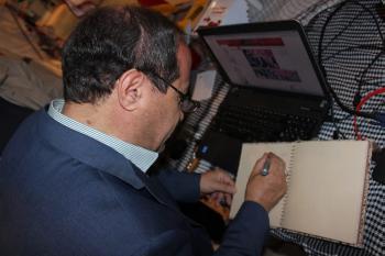 یادگاری مهمانان در دفتر یادبود غرفه فاش نیوز/عکس