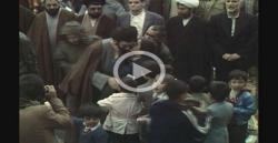 کودکان عیدی‌های خود را به امام جمعه وقت تقدیم می‌کنند
