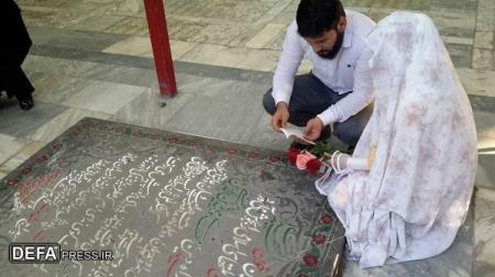 آیین عقد زوج جوان قمی در جوار مزار شهدا/ تصاویر