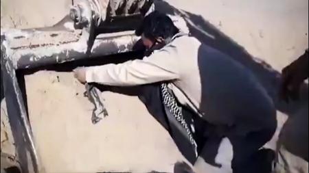 لحظه کشف پیکر یک شهید با لباس مشکی روز قبل ازآغاز محرم/فیلم 