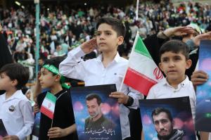 فرزندان شهدا به یاد پدرانشان سلام فرمانده را همخوانی کردند/فیلم و عکس